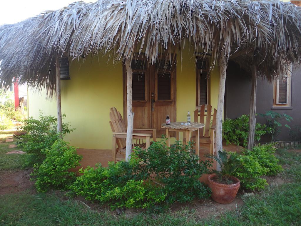Kudehya Guesthouse Treasure Beach Habitación foto